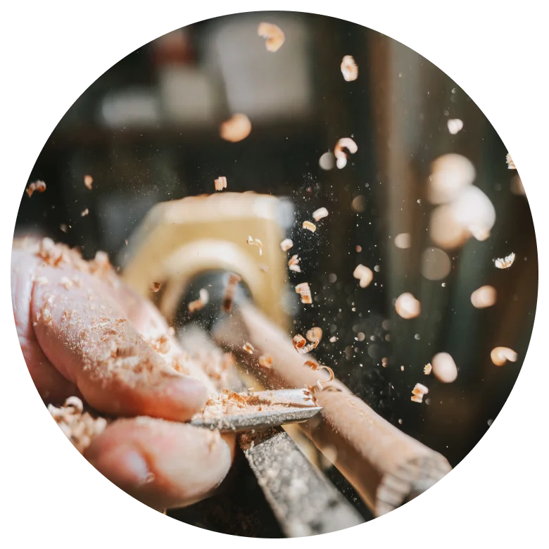 Lukas Neugebauer bei der Feinarbeit an einem Instrument aus Holz