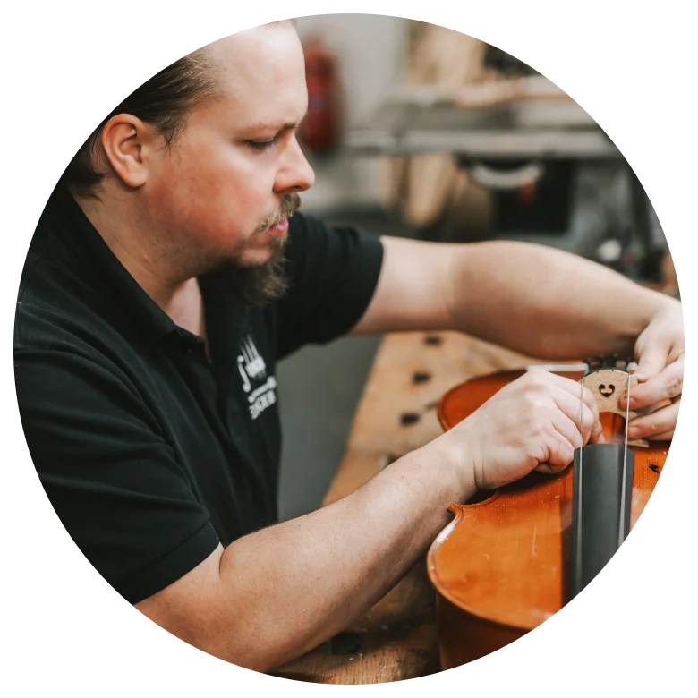 Lukas Neugebauer zieht Saiten in ein Instrument ein